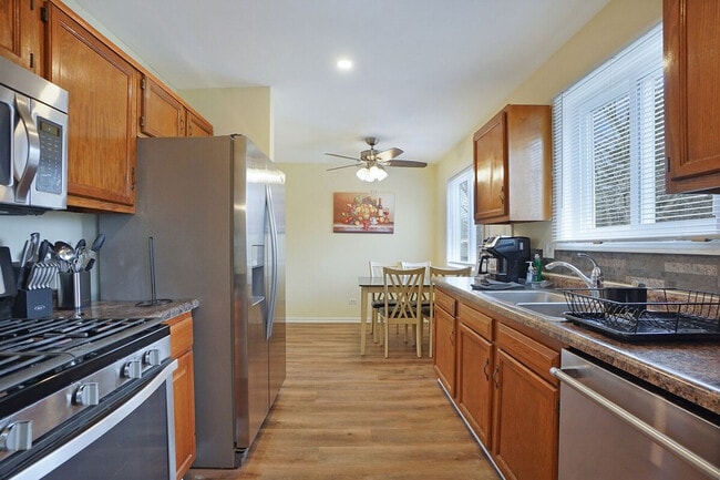 303 Danbury Dr in Naperville, IL - Building Photo - Building Photo