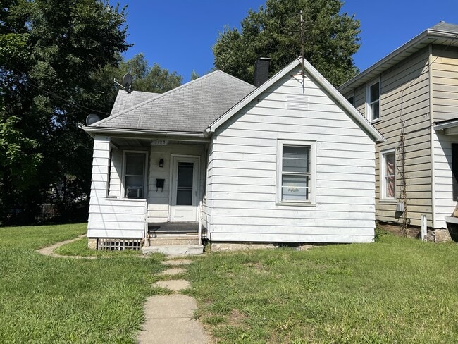 property at 2123 N Machin Ave