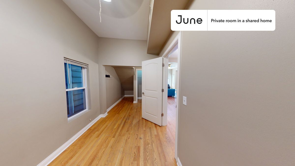 Private bedroom in 3 bed/1 bath Home in Chicago, IL - Building Photo