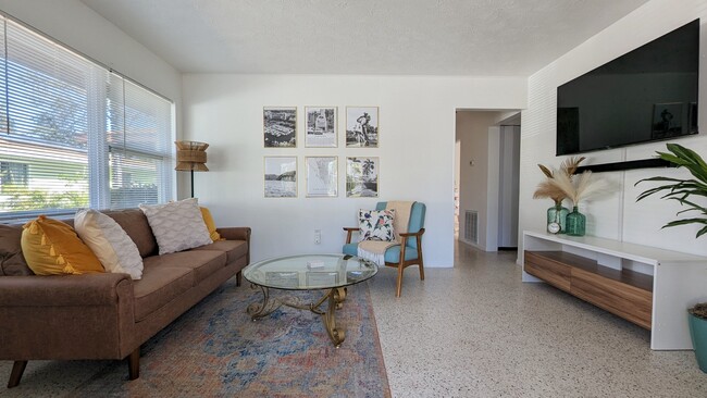 2846 W Tamiami Cir in Sarasota, FL - Building Photo - Building Photo