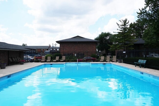 Kingston Square Apartments in Indianapolis, IN - Foto de edificio - Building Photo