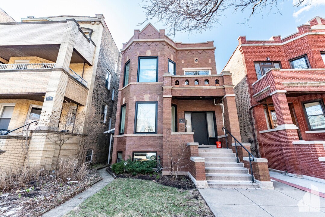 2638 N Mozart St in Chicago, IL - Foto de edificio