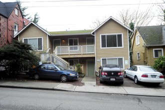 627 W Mercer Pl in Seattle, WA - Building Photo - Building Photo