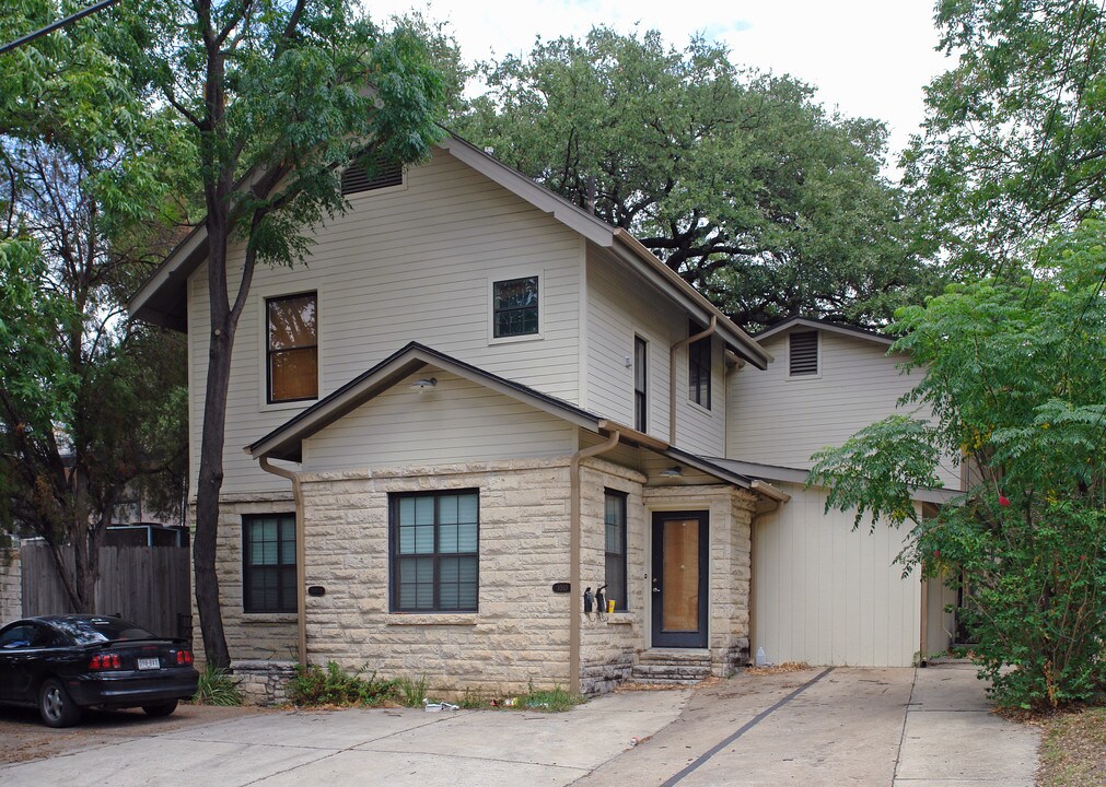 OakTree Apartment in Austin, TX - Building Photo