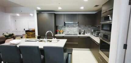 7661 NW 107th Ave in Doral, FL - Foto de edificio - Building Photo