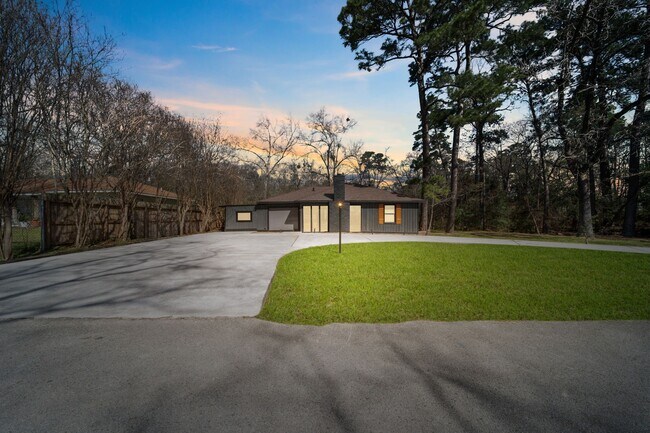 2004 White Oak Dr in Conroe, TX - Building Photo - Building Photo