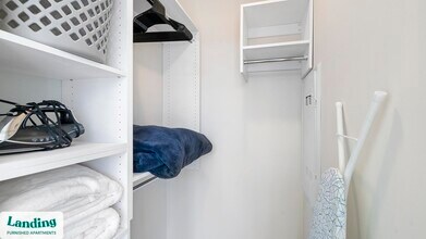 347 W Chestnut St, Unit 1313 in Chicago, IL - Building Photo - Building Photo