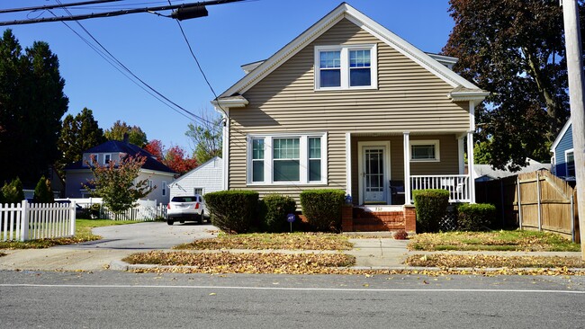 758 Academy Ave, Unit 1st Floor in Providence, RI - Foto de edificio - Building Photo