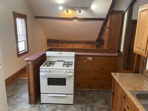 35 Pleasant St, Unit 3 in Holliston, MA - Foto de edificio - Building Photo