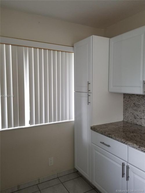 325 Lakeview Dr-Unit -20D in Weston, FL - Building Photo - Building Photo