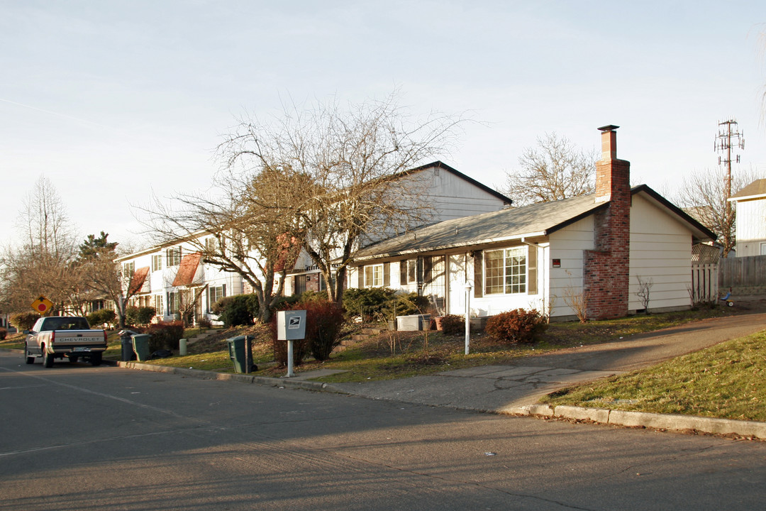 1091 NE Turner Dr in Hillsboro, OR - Building Photo