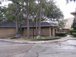 712 Bering Dr in Houston, TX - Building Photo - Building Photo