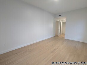 55 Brighton Ave, Unit 402 in Boston, MA - Foto de edificio - Building Photo