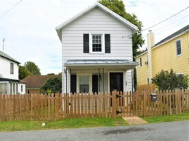 12 Page St in Berryville, VA - Building Photo