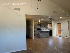 40016 11th St W in Palmdale, CA - Building Photo - Building Photo