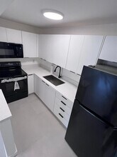 7820 NE Bayshore Ct in Miami, FL - Building Photo - Building Photo