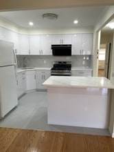 43-22 213th St in Queens, NY - Foto de edificio - Building Photo