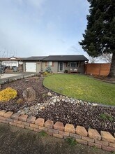 855 Sugarberry Ln in Lebanon, OR - Building Photo - Building Photo
