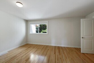 1280 140th Pl NE in Bellevue, WA - Building Photo - Building Photo