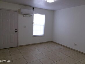 303 McClintock Dr, Unit 4 in El Paso, TX - Building Photo - Building Photo