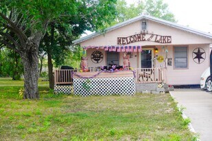 115 Lake St in Mathis, TX - Building Photo