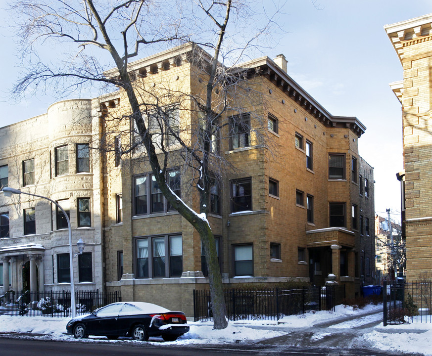 4030 N Clarendon Ave in Chicago, IL - Building Photo