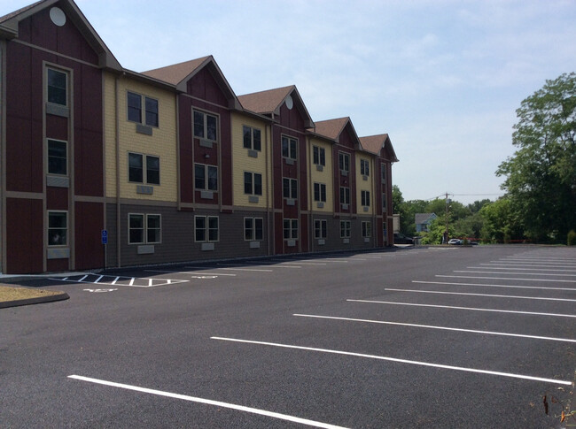 Fairchild Apartments in Fairfield, CT - Foto de edificio - Building Photo