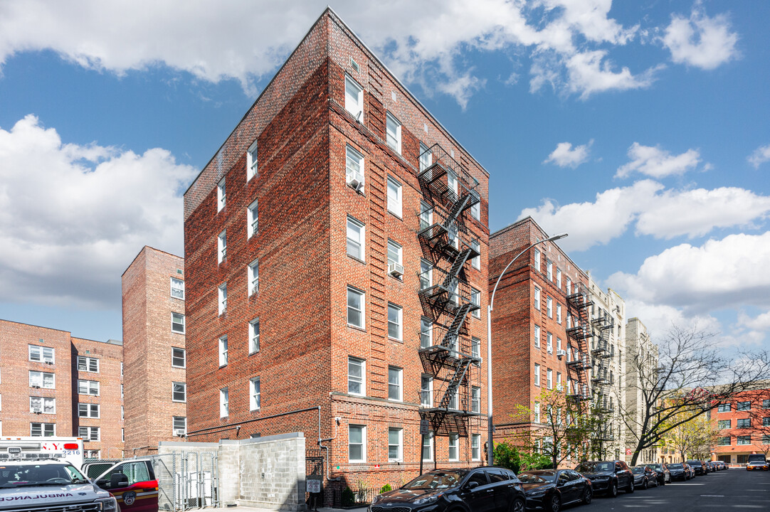 2531 30th Rd in Long Island City, NY - Building Photo