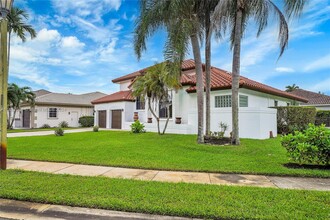 500 Cypress Pointe Dr E in Pembroke Pines, FL - Building Photo - Building Photo