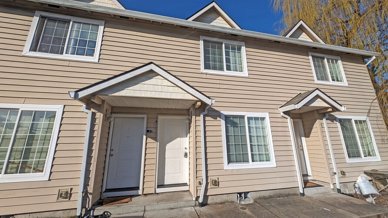 2825 Pacific Ave in Forest Grove, OR - Building Photo