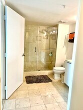 1800 N Bayshore Dr, Unit 1502 in Miami, FL - Foto de edificio - Building Photo