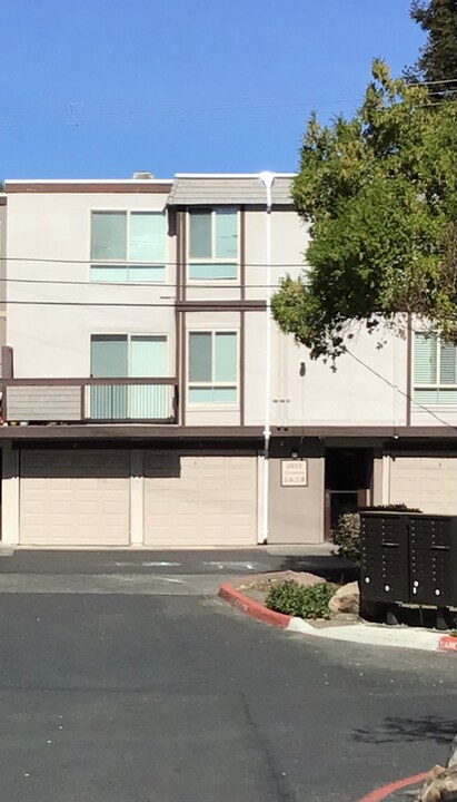 2033 Sierra Rd in Concord, CA - Building Photo