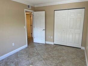 2469 Twin Dr, Unit 23 in Sarasota, FL - Foto de edificio - Building Photo