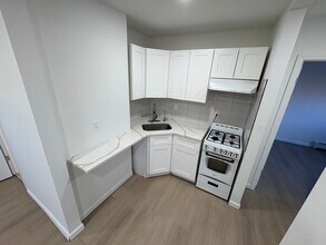 5494 Express Dr S, Unit 1 in Holtsville, NY - Foto de edificio - Building Photo