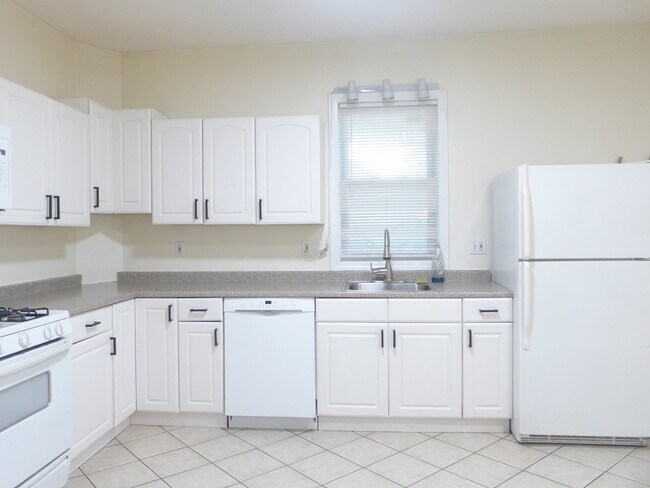 92 Hyde Park Ave, Unit 2 in Boston, MA - Building Photo - Building Photo