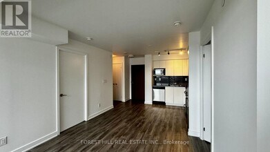 160 Flemington Rd in Toronto, ON - Building Photo - Building Photo