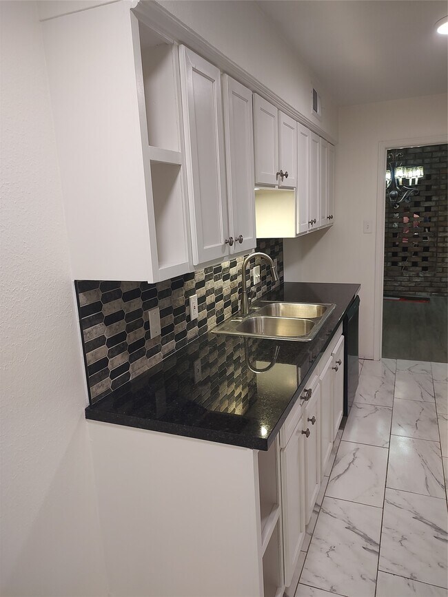 13150 Trail Hollow Dr in Houston, TX - Building Photo - Building Photo