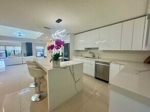 1127 Boca Cove Ln in Highland Beach, FL - Foto de edificio - Building Photo