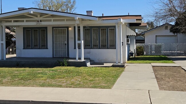 2722 A St in Selma, CA - Foto de edificio - Building Photo