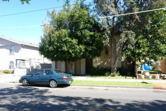 6612 SYLMAR AVE in Van Nuys, CA - Building Photo - Building Photo