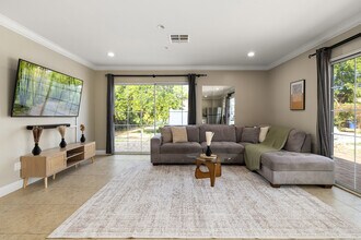 23018 Oxnard St in Woodland Hills, CA - Foto de edificio - Building Photo