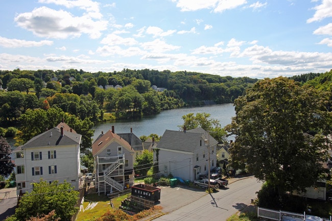 125 Grove St, Unit 2 in Clinton, MA - Foto de edificio - Building Photo