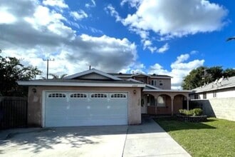 21921 Violeta Ave in Hawaiian Gardens, CA - Foto de edificio - Building Photo