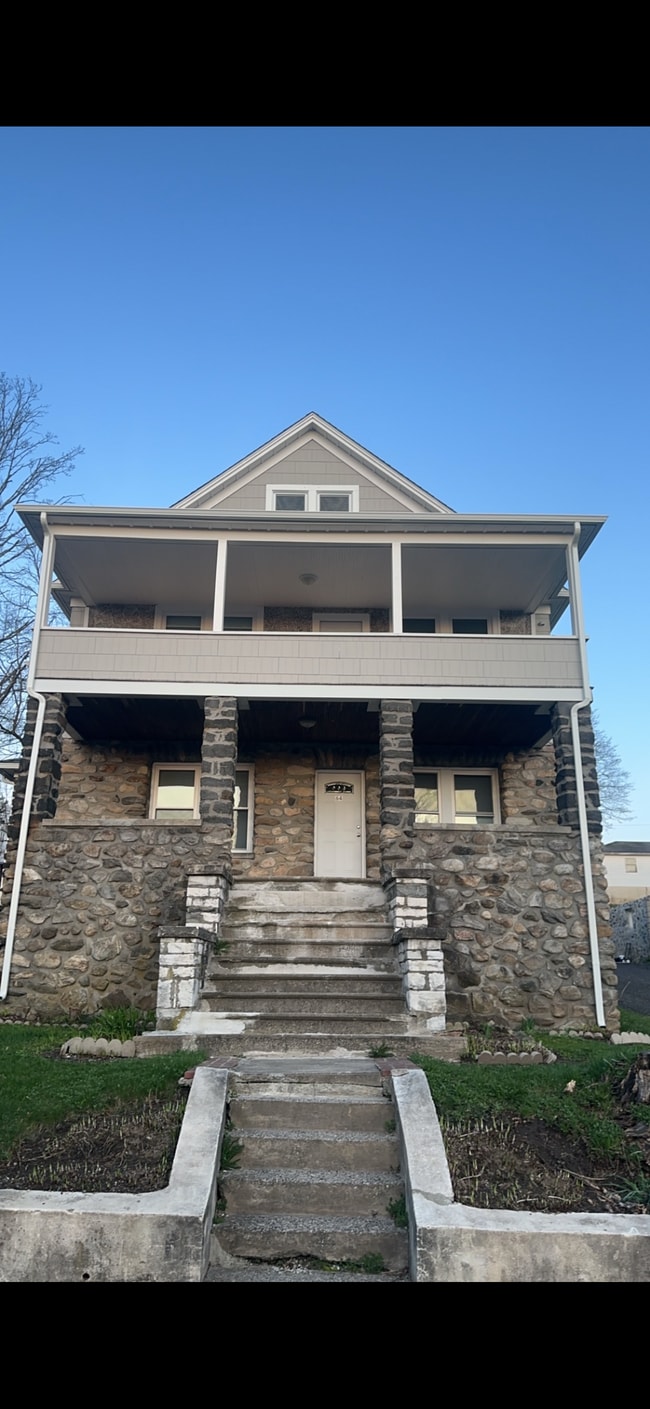 66 Maplewood Ave, Unit 66 Maple wood Ave A and B in Torrington, CT - Foto de edificio - Building Photo