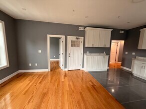 337 Cambridge St, Unit 2 in Cambridge, MA - Building Photo - Building Photo