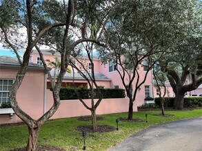 570 Loretto Ave in Coral Gables, FL - Foto de edificio - Building Photo