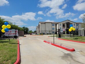 JFK Apartments in Houston, TX - Foto de edificio - Building Photo