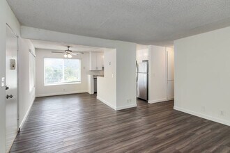 3030 Montrose Ave in Glendale, CA - Building Photo - Building Photo