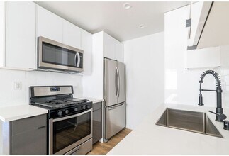 6120 Eleanor Ave in Los Angeles, CA - Foto de edificio - Interior Photo