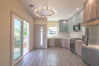 18750 Collins St in Los Angeles, CA - Building Photo - Building Photo